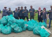 Antara Biro Papua Gandeng Rumah Bakau Bersihkan Sampah di Pantai Holtekamp