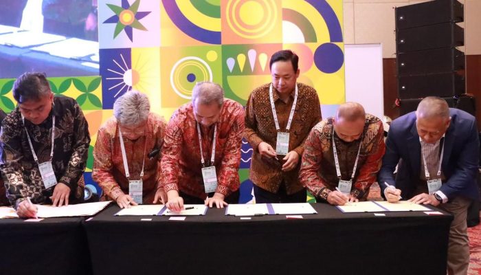 PLN Teken Perjanjian Layanan REC ke Tiga Perusahaan Manufaktur