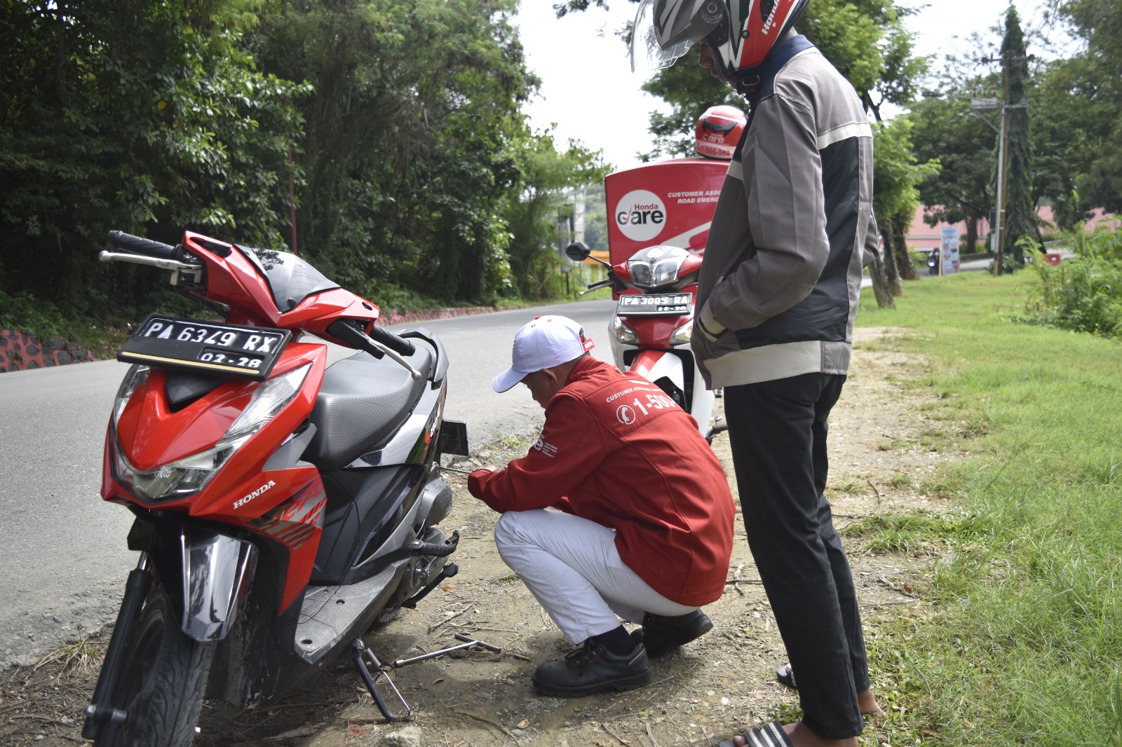 Mekanik Honda Care sedang melayani konsumen di Kota Nabire, Papua Tengah . ( Foto ; Istimewa )