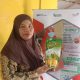 Kusmiati, pemiliki usaha Aneka Keripik Pisang “Kurnia” yang merupakan salah satu UMKM di Rumah BUMN Mempawah Kalimantan Barat yang telah melakukan upgrade packaging di bawah binaan Telkom ( Foto : Istimewa ).