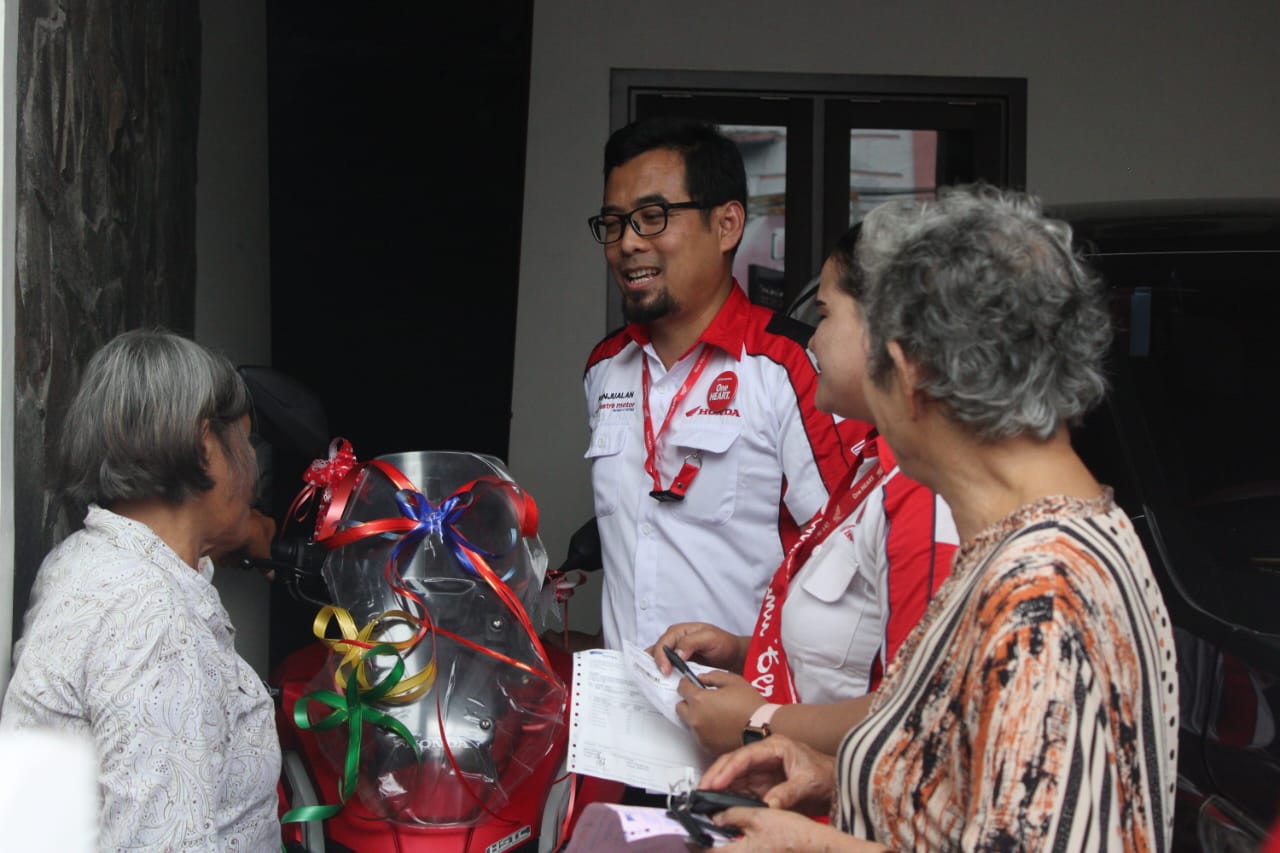 Manajer Honda Customer Care Astra Motor Papua Samsul Maarif menyerahkan motor honda dengan berbagai kelengakapan serta bingkisan yang diantaranya langsung kerumah konusmen. ( Foto : Istimewa