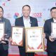 Direktur Utama Jasa Raharja Rivan A Purwantono ( tengah ) bersama jajarannya menunjukkan empat piagam penghargaan GRC Award 2023. ( Foto : Istimewa )