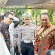 Direktur Utama Jasa Raharja, Rivan Purwantono (kanan ) memantau pelaksanaan Operasi Zebra Gabungan di Taman Bungkul, Surabaya.(5/9).( Foto : Istimewa ).