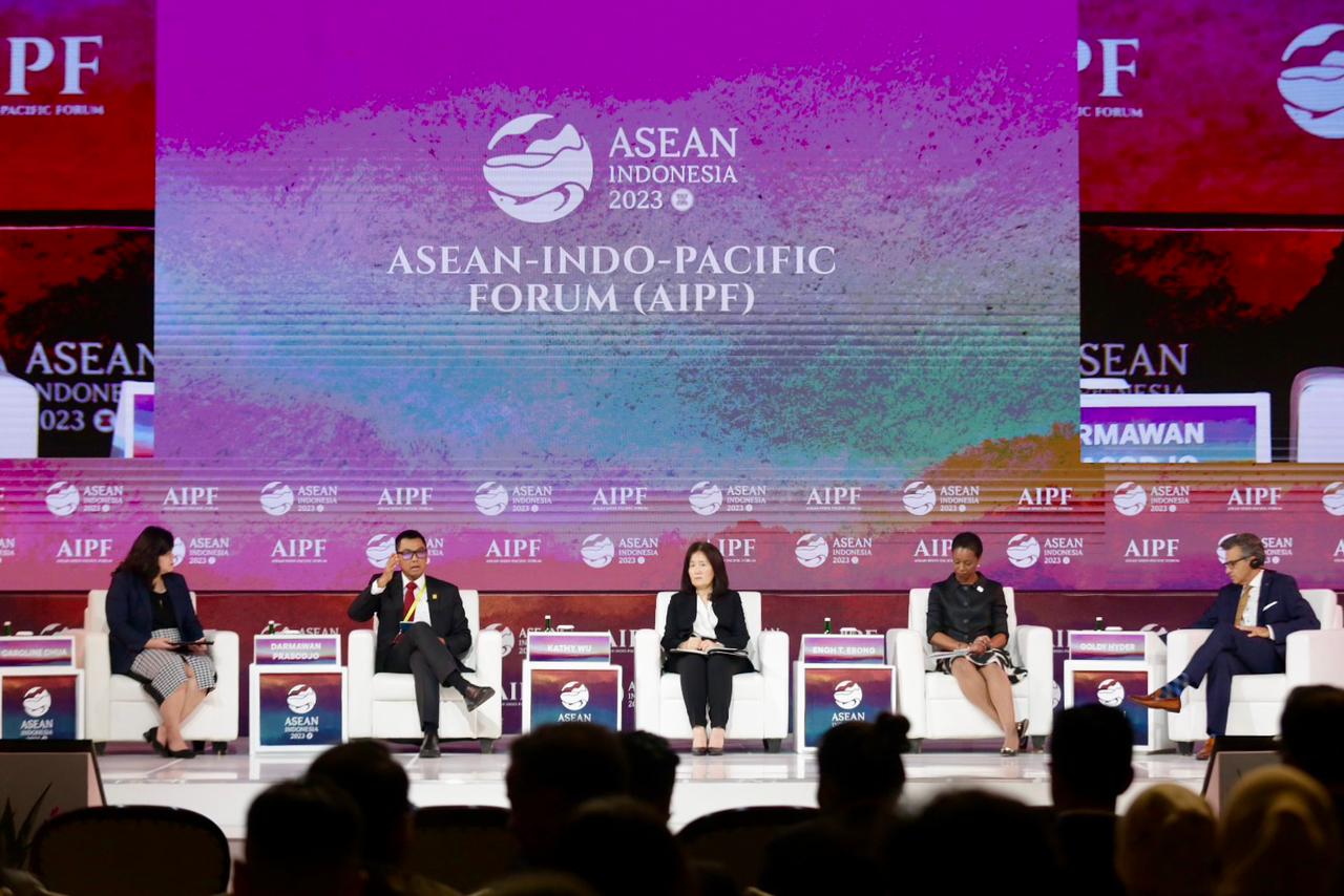Direktur Utama PLN Darmawan Prasodjo ( dua dari kiri ) dalam kegiatan Forum ASEAN- Indo-Pacific digelar di Jakarta, ( 6/9).(Foto : Istimewa ).