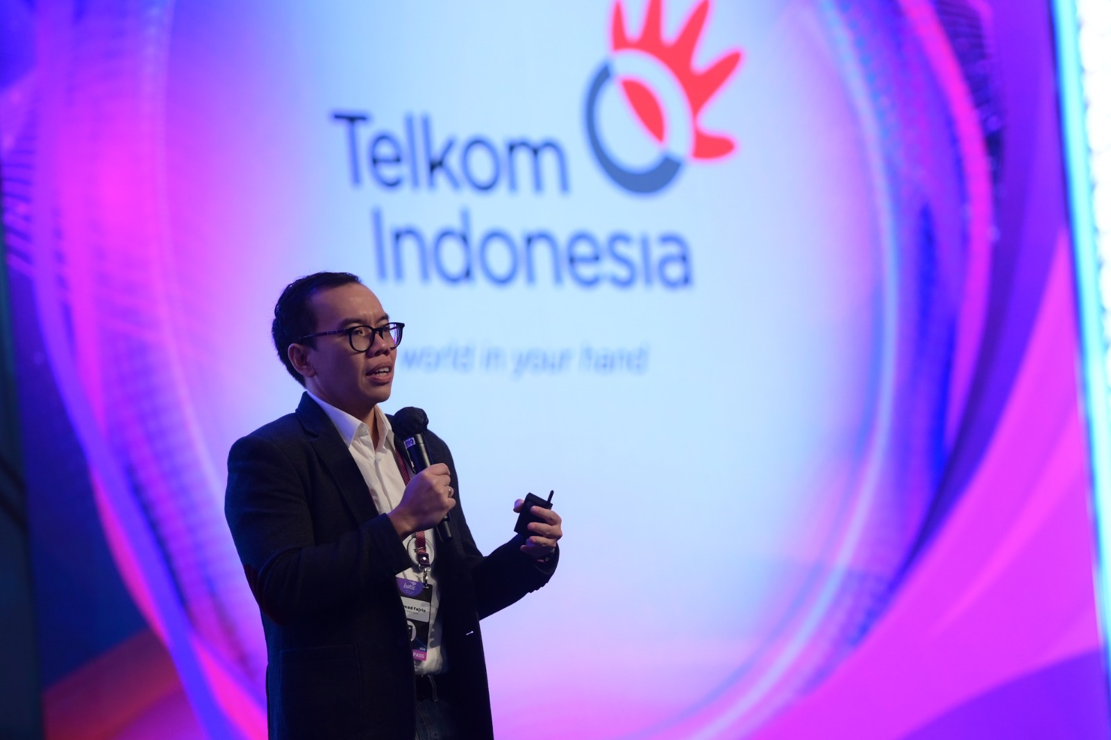 Direktur Digital Business Telkom, Muhamad Fajrin Rasyid memberikan paparan terkait peran Web3 dalam mendorong transformasi digital di Indo-Pasifik serta inovasi Telkom di ranah Web3 dan teknologi blockchain pada gelaran BATIC 2023 hari kedua di The Westin Resort Nusa Dua Bali, Kamis (7/9). ( Foto : Istimewa ).
