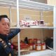 Kepala Bea Cukai Merauke Menunjukan Rokok Ilegal yang Disita Petugas Bea Cukai. ( Foto : Istimewa )
