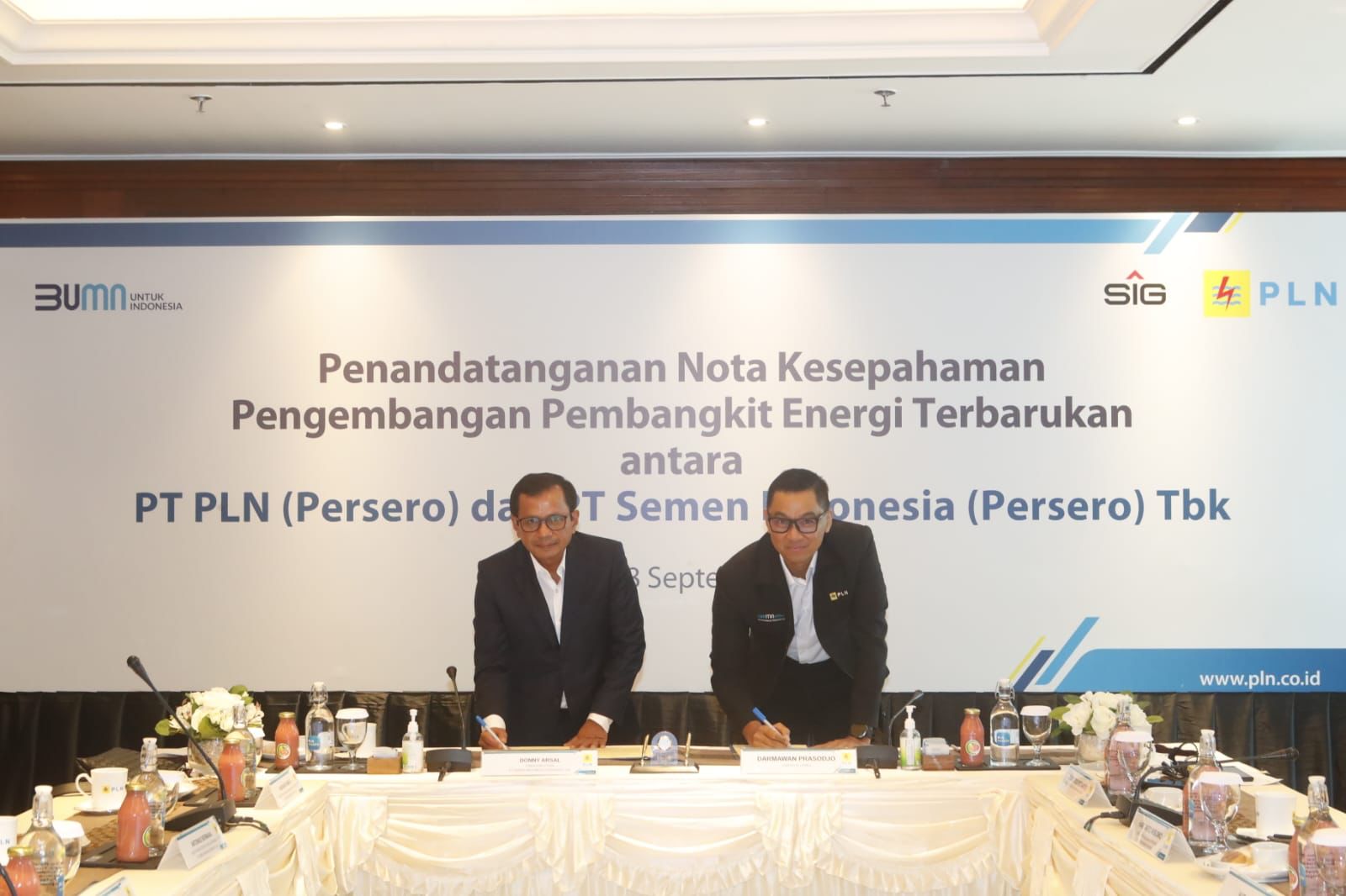 ( kiri - kanan )Direktur Utama SIG Donny Arsal bersama Direktur Utama PLN Darmawan A Prasodjo, tandatangan nota kesepahaman ( Memorandum of Understanding/MOU ) di Kantor Pusat PLN, Jakarta, Senin ( 18/9/2023).( Foto : Istimewa ).