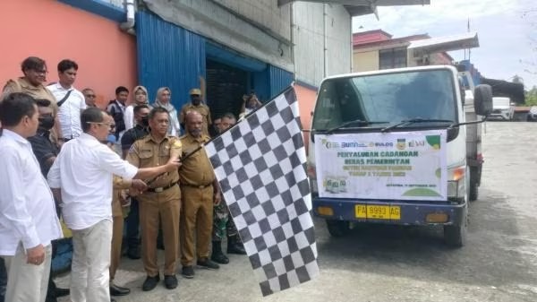 Pemimpin Bulog Kanwil Papua dan Papua Barat, Raden Guna Dharma saat melepas penyaluran perdana bantuan pangan tahap dua, di Gudang Bulog Tasangka, Jayapura, Senin ( 11/9/2023) ( Foto : Istimewa )