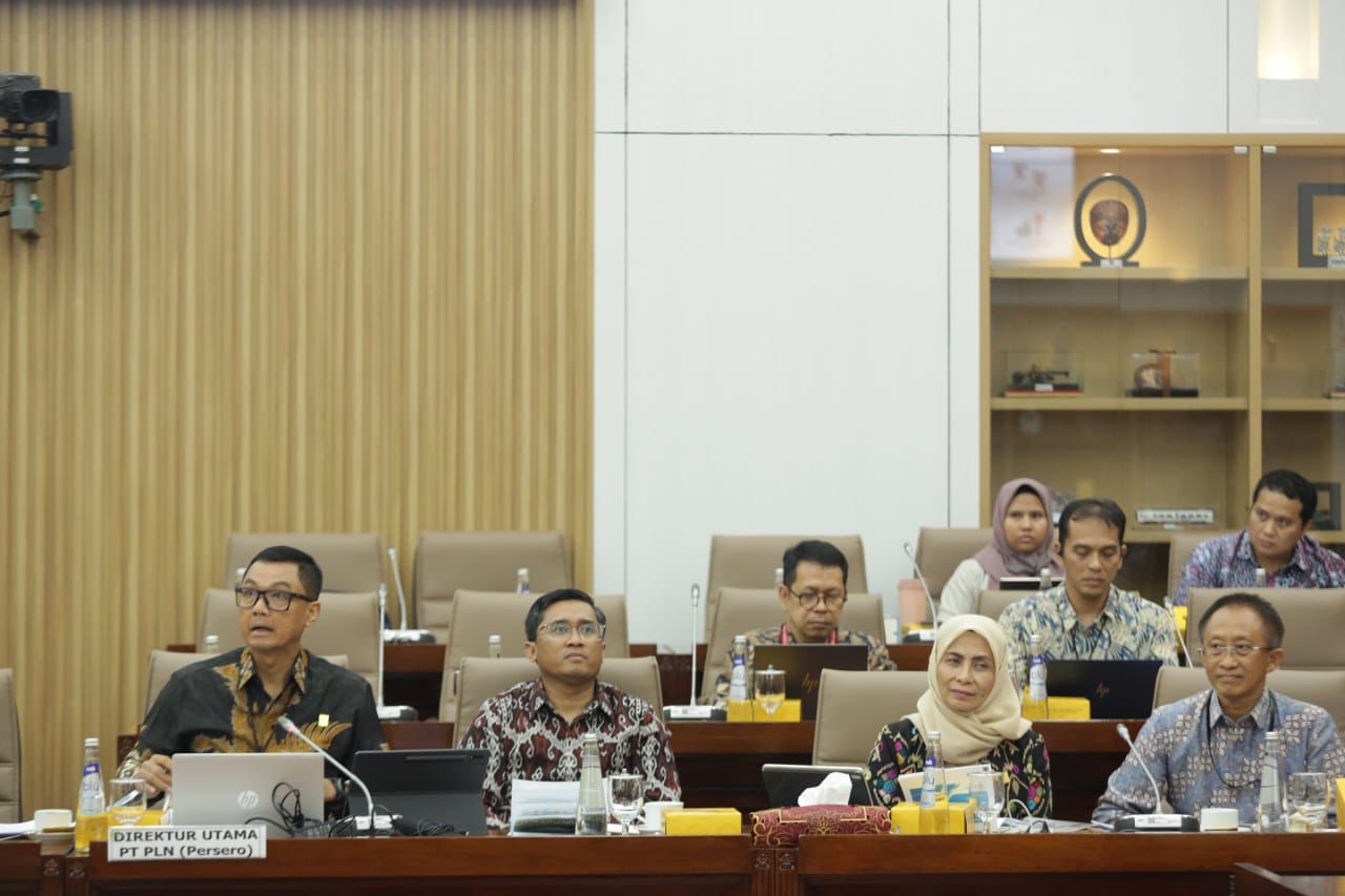 ( kiri )Direktur Utama PLN Darmawan A Prasodjo ketika rapat dengar pendapat ( RDP )dengan Komisi VI DPR RI, Rabu ( 20/9) ( Foto : Istimewa ).