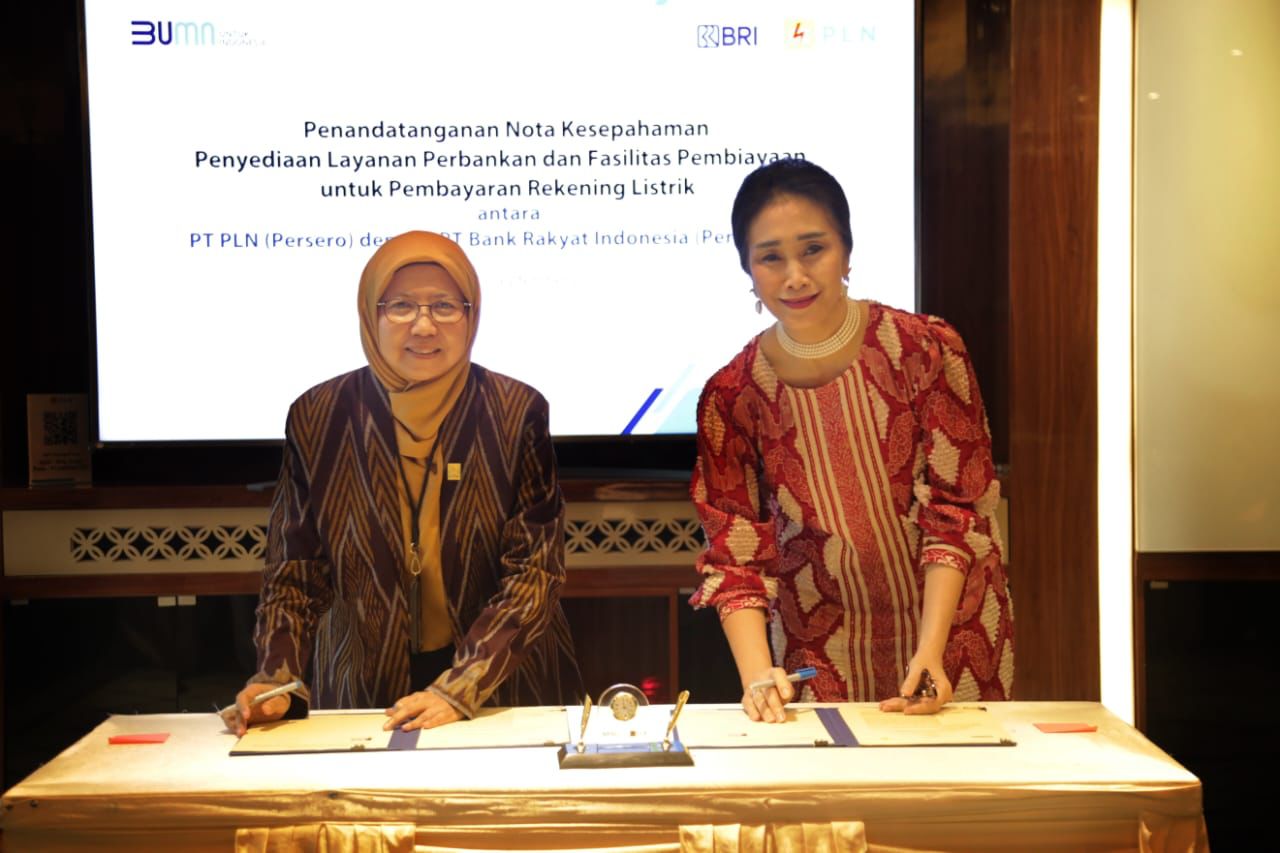 ( kiri-kanan )Direktur Retail dan Niaga PLN Edi Srimulyanti bersama Direktur Bisnis Konsumer BRI, Handayani melaksanakan penandatanganan nota kesepahaman (MoU) terkait penyediaan layanan perbankan dan fasilitas pembiayaan untuk pembayaran rekening listrik di Kantor Pusat PLN Jakarta, Rabu (20/9/2023).( Foto : Istimewa ).
