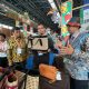 Staf Khusus III Menteri BUMN RI Arya Sinulingga (kedua dari kanan) meninjau produk tas dari ROTB Bali yang merupakan salah satu dari tiga UMK unggulan binaan Telkom yang turut hadir dalam gelaran China-ASEAN Expo di Nanning International Convention and Exhibition Center (NICE), yang berlokasi di kota Nanning, Guangxi, China beberapa waktu lalu. (Foto : Istimewa ).