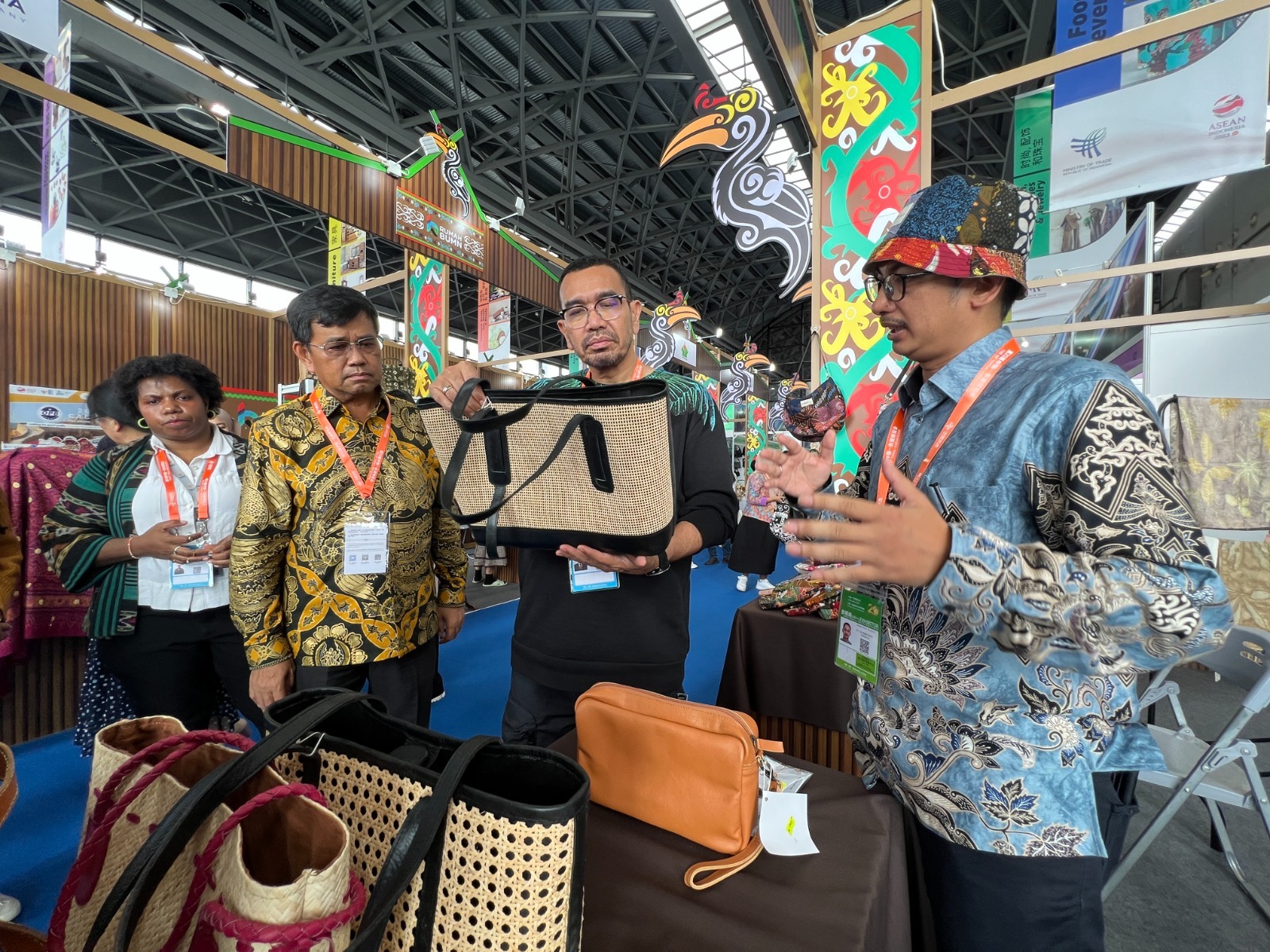 Staf Khusus III Menteri BUMN RI Arya Sinulingga (kedua dari kanan) meninjau produk tas dari ROTB Bali yang merupakan salah satu dari tiga UMK unggulan binaan Telkom yang turut hadir dalam gelaran China-ASEAN Expo di Nanning International Convention and Exhibition Center (NICE), yang berlokasi di kota Nanning, Guangxi, China beberapa waktu lalu. (Foto : Istimewa ).