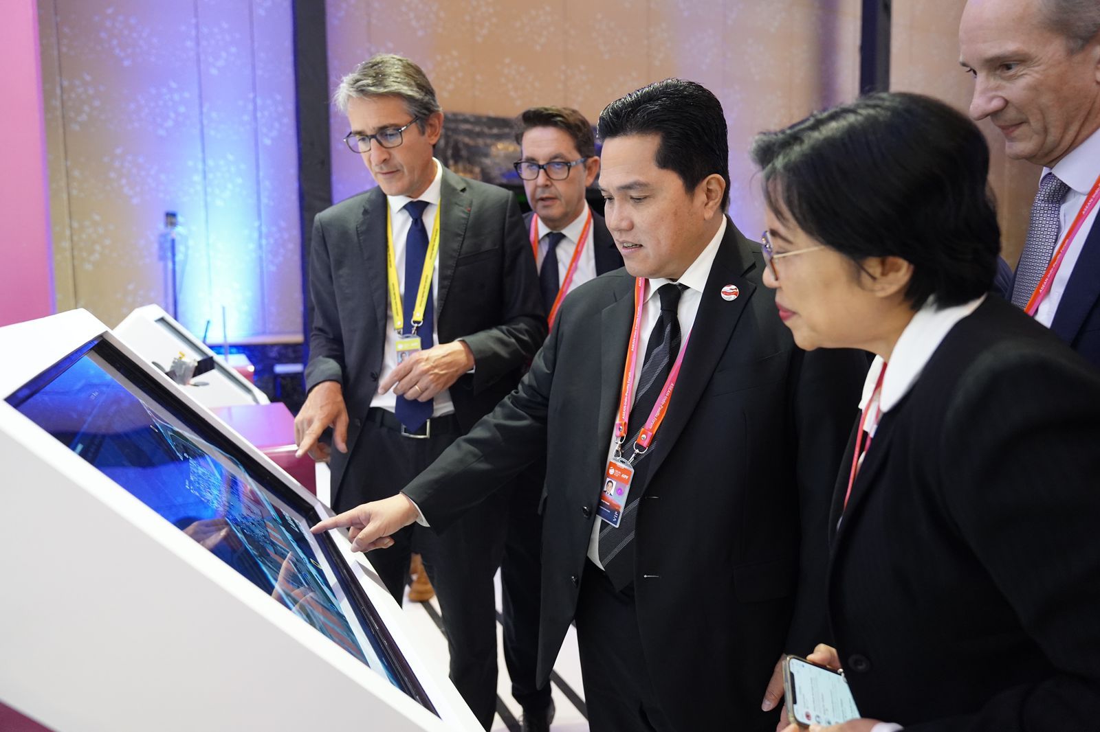 Direktur Enterprise and Business Service Telkom FM Venusiana (paling kanan) memaparkan terkait showcase konektivitas digital serta infrastruktur berkelanjutan dan ramah lingkungan TelkomGroup kepada Menteri BUMN RI Erick Thohir (tengah) dan para Delegasi ASEAN pada event ASEAN Indo-Pacific Forum, di Hotel Mulia Jakarta (5/9). (Foto : Istimewa ).
