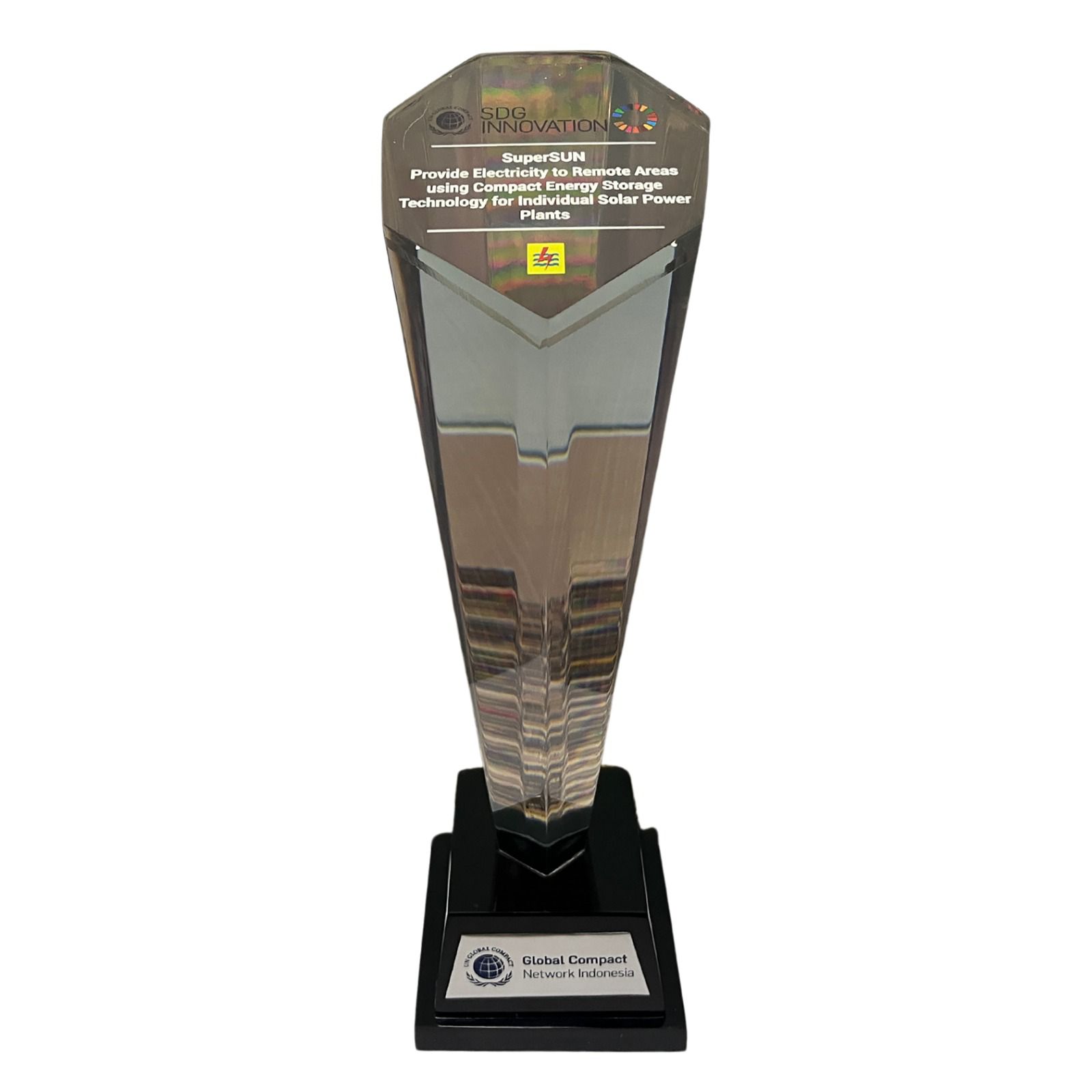 Trophy penghargaan yang diraih PT PLN (Persero) di event International SDG Innovation Leader Summit 2023 di New York, Amerika Serikat. ( Foto : Istimewa )