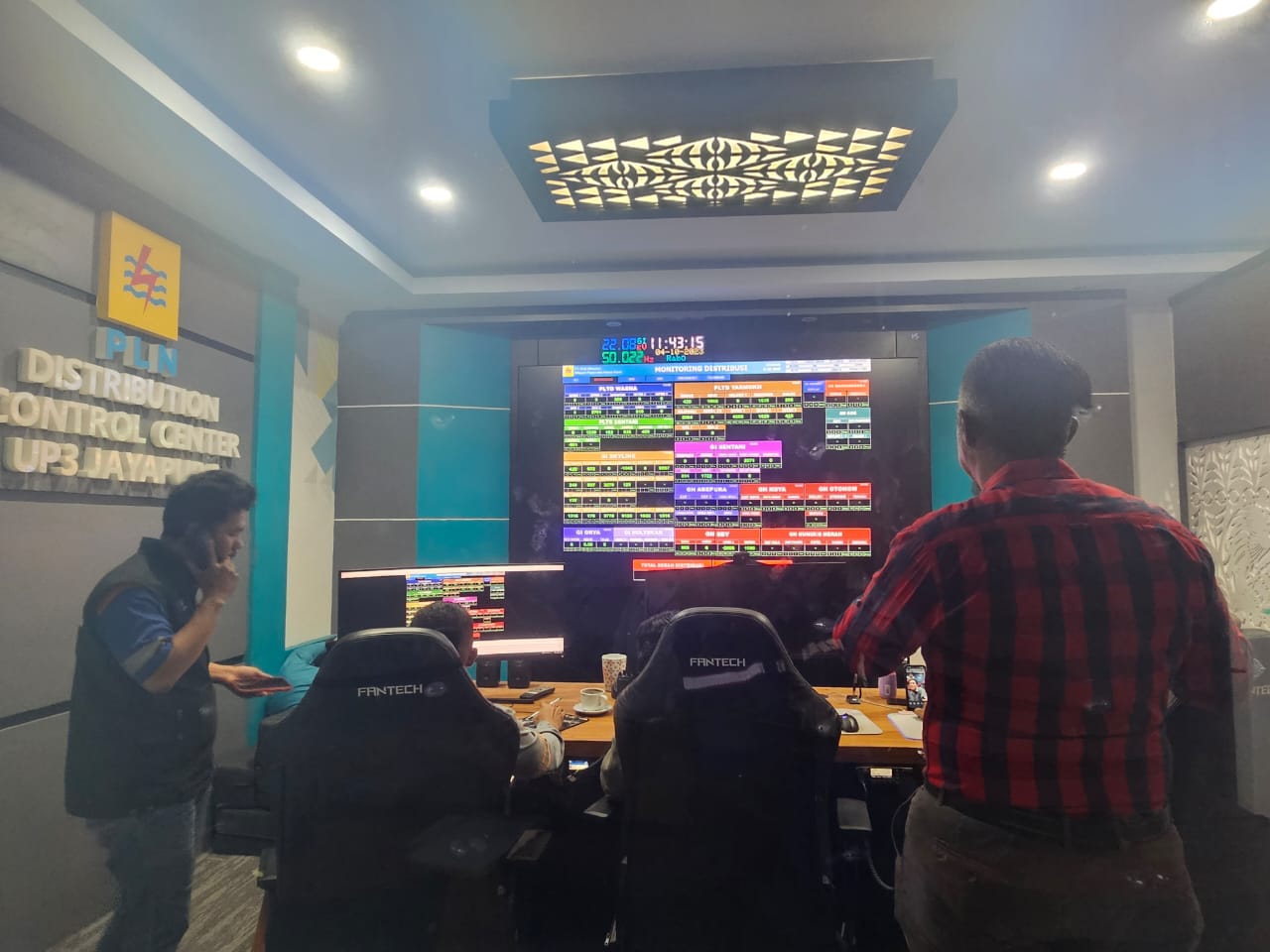 PLN lakukan penormalan kelistrikan di Wilayah Jayapura. ( Foto : Istimewa )