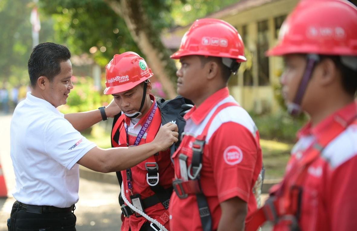 Ketua Satgas KTT AIS Forum 2023 TelkomGroup, Syaifudin secara simbolis menyematkan perlengkapan kerja kepada perwakilan teknisi lapangan yang bertugas dalam pengawalan infrastruktur, jaringan, dan layanan TelkomGroup selama penyelenggaraan KTT, Nusa Dua Bali (6/10). ( Foto : Istimewa )