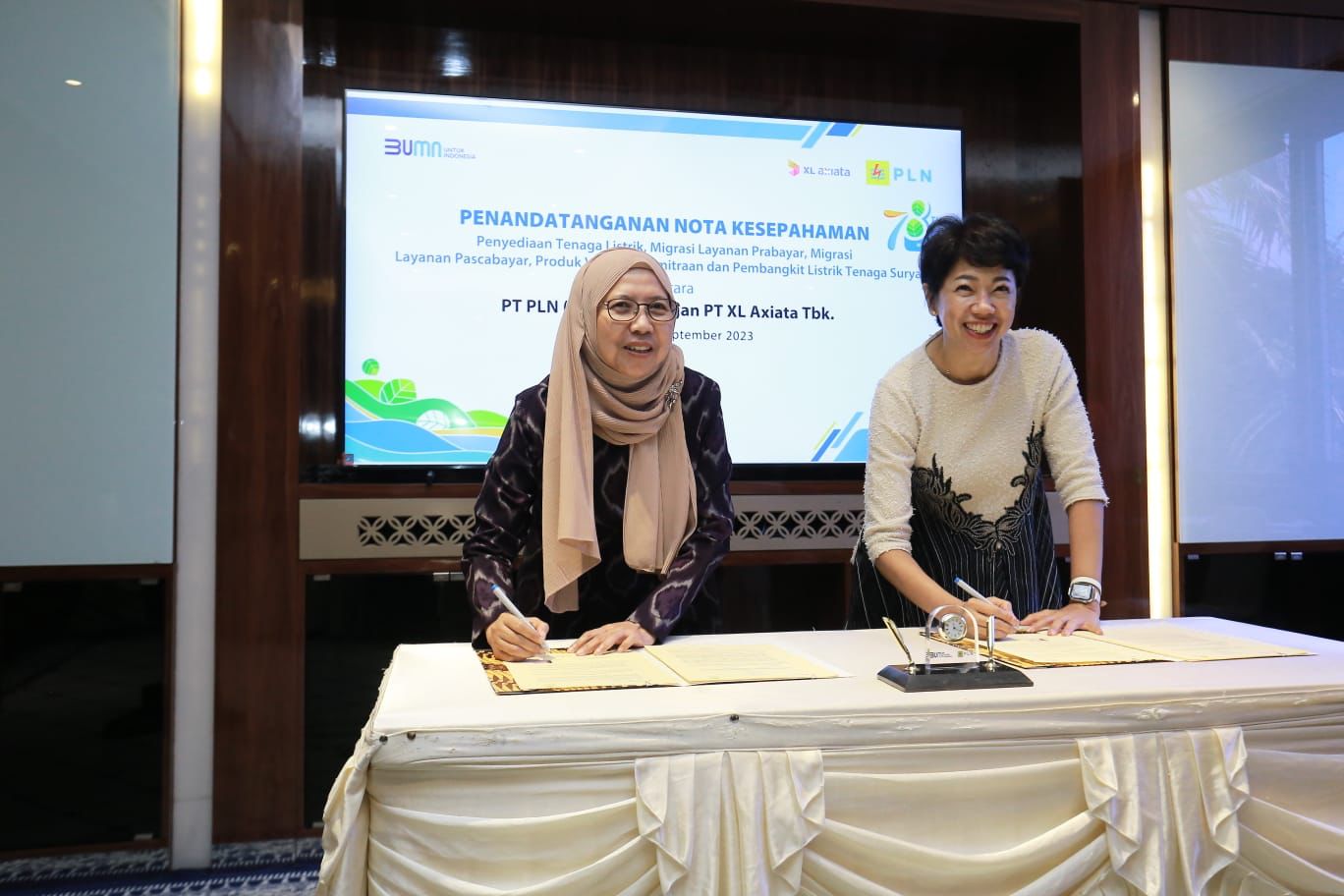 ( kiri - kanan )Direktur Retail dan Niaga PLN Edi Srimulyanti bersama Direktur & Chief Enterprise and Corporate Affairs Officer XL Axiata, Yessie D. Yosetya teken nota kesepahaman (MoU) kerja sama strategis suplai dan monitoring pemakaian listrik menara Base Transceiver Station (BTS) milik XL Axiata,di Jakarta, belum lama ini.