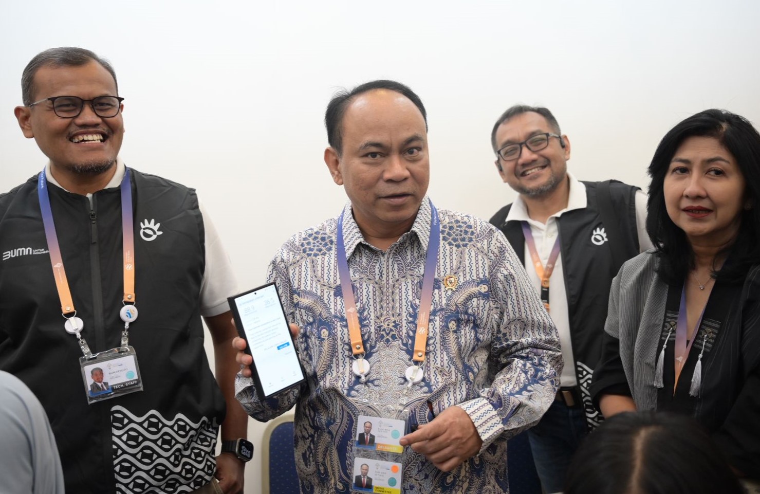 Menteri Komunikasi dan Informatika Republik Indonesia Budi Arie Setiadi (tengah) didampingi senior leaders TelkomGroup meninjau Mini Network Operation Center Telkom di area Media Center KTT AIS 2023 Forum, Bali Nusa Dua Convention Center, Selasa (10/10). ( Foto : Istimewa ).