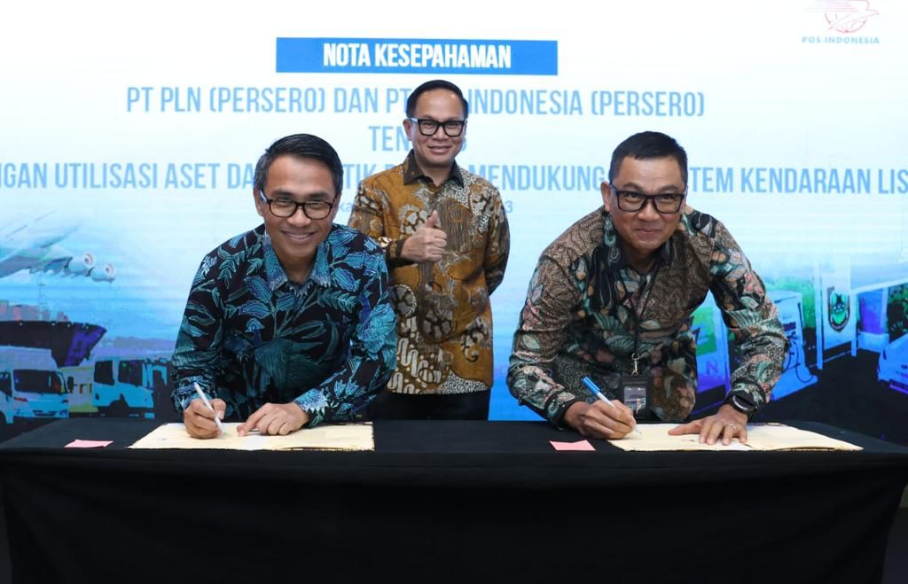( kiri - kanan )Direktur Utama Pos Indonesia, Faizal Rochmad Djoemadi bersama Direktur Utama PLN Darmawan Prasodjo teken nota kesepahaman kerja sama disaksikan Wakil Menteri I BUMN Kartika Wirjoatmodjo. ( Foto : Istimewa ).