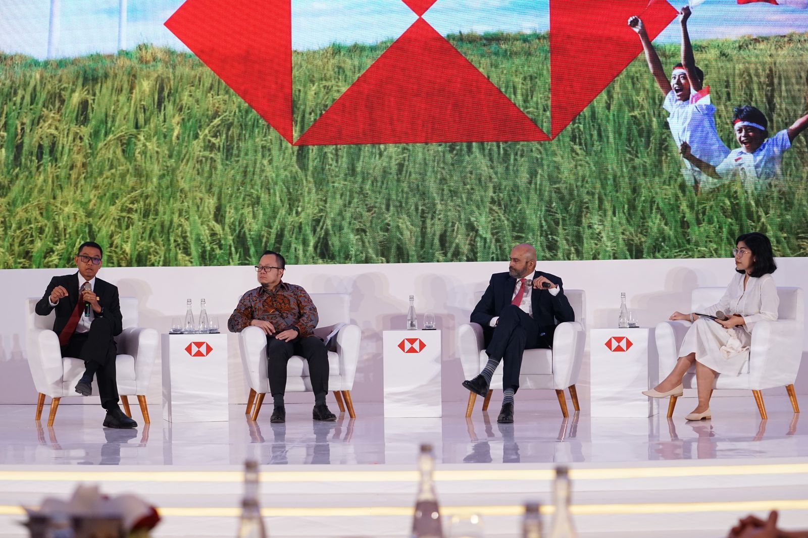 Dirut PLN, Darmawan Prasodjo ketika menyampaikan pemapaparan dalam acara HSBC Summit 2023 bertajuk Navigating Indonesia’s Path: Insight For Today, Visions For Tomorrow di The St.Regis Jakarta, Jakarta, Rabu (11/10). ( Foto : Istimewa )