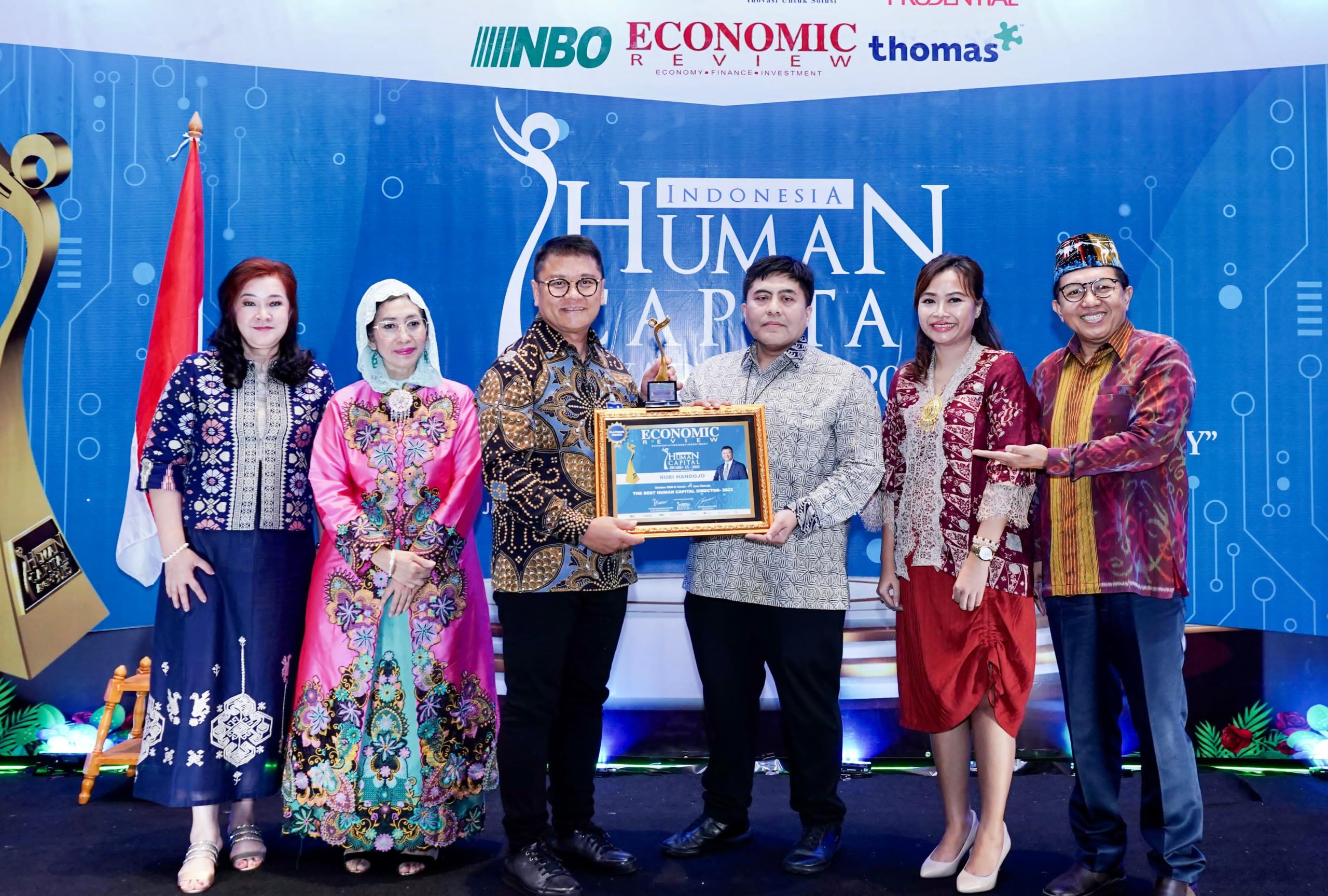 Direktur SDM dan Umum Jasa Raharja Ruby Handojo ( tiga dari kiri )menunjukkan piagam Platinum Award dalam ajang Indonesia Human Capital Award 2023 yang digelar Economic Review. ( Foto : Istimewa ).