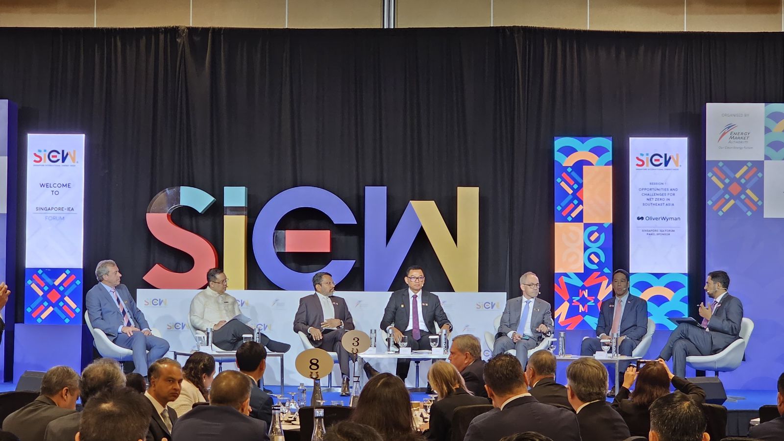 Direktur Utama PLN Darmawan Prasodjo ( tengah )hadir sebagai panelis dalam Singapore International Energy Week (SIEW) 2023. ( Foto : Istimewa ).