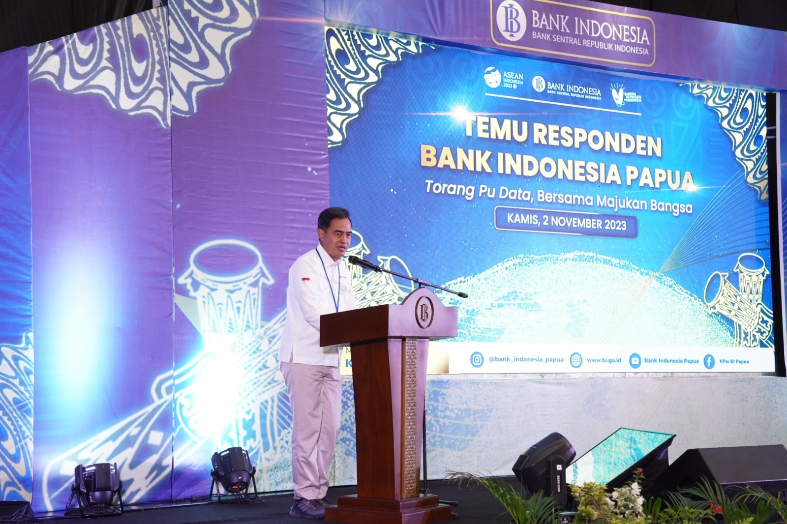 Kepala Perwakilan Bank Indonesia Provinsi Papua, Juli Budi Winantya, ketika menyampaikan sambutan dalam acara Temu Responden BI di Auditorium Kantor Bank Indonesia Provinsi Papua, Kamis ( 2/11/2023).( Foto : Istimewa )