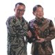 Menteri PPN/Kepala Bappenas Suharso Monoarfa ( kanan ) menyerahkan penghargaan ,Indonesia’s SDGs Action Awards pada kategori Pelaku Usaha Besar kepada PLN, di Yogyakarta ,yang diselenggarakan oleh Kementerian Perencanaan Pembangunan Nasional/Badan Perencanaan Pembangunan Nasional (PPN/Bappenas). ( Foto : Istimewa )