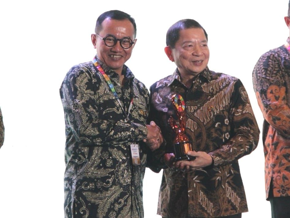 Menteri PPN/Kepala Bappenas Suharso Monoarfa ( kanan ) menyerahkan penghargaan ,Indonesia’s SDGs Action Awards pada kategori Pelaku Usaha Besar kepada PLN, di Yogyakarta ,yang diselenggarakan oleh Kementerian Perencanaan Pembangunan Nasional/Badan Perencanaan Pembangunan Nasional (PPN/Bappenas). ( Foto : Istimewa )