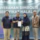 Kepala PMU Sertifikasi Surveyor Indonesia Afrinal (kedua dari kiri) menyerahkan simbolis sertifikat halal kepada perwakilan UMKM disaksikan Direktur Komersial Surveyor Indonesia Saifuddin Wijaya (paling kiri), Deputy EVP SOE Service Telkom, Fajar Wibawa (kedua dari kanan) dan SM Rumah BUMN Telkom Adrian Sani Harahap di Jakarta beberapa waktu yang lalu. ( Foto : Istimewa )