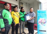 Jasaraharja Putera Berikan Bantuan Sembako dan Polis Asuransi Bagi 30 Ojol di Jayapura