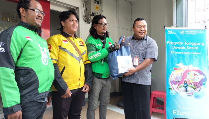 Jasaraharja Putera Berikan Bantuan Sembako dan Polis Asuransi Bagi 30 Ojol di Jayapura