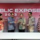 Direktur Keuangan & Manajemen Risiko Telkom Heri Supriadi (tengah), Direktur Strategic Portfolio Telkom Budi Setyawan Wijaya (kedua dari kiri), Direktur Keuangan & Manajemen Risiko Telkomsel Mohamad Ramzy (kedua dari kanan), VP Corporate Communication Telkom Andri Herawan Sasoko (paling kanan) dan VP Investor Relation Telkom Anetta Hasan (paling kiri) pada Public Expose Live Telkom 2023 di Jakarta, Kamis (30/11). ( Foto : Istimewa )