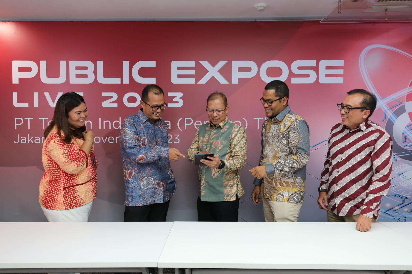 Direktur Keuangan & Manajemen Risiko Telkom Heri Supriadi (tengah), Direktur Strategic Portfolio Telkom Budi Setyawan Wijaya (kedua dari kiri), Direktur Keuangan & Manajemen Risiko Telkomsel Mohamad Ramzy (kedua dari kanan), VP Corporate Communication Telkom Andri Herawan Sasoko (paling kanan) dan VP Investor Relation Telkom Anetta Hasan (paling kiri) pada Public Expose Live Telkom 2023 di Jakarta, Kamis (30/11). ( Foto : Istimewa )