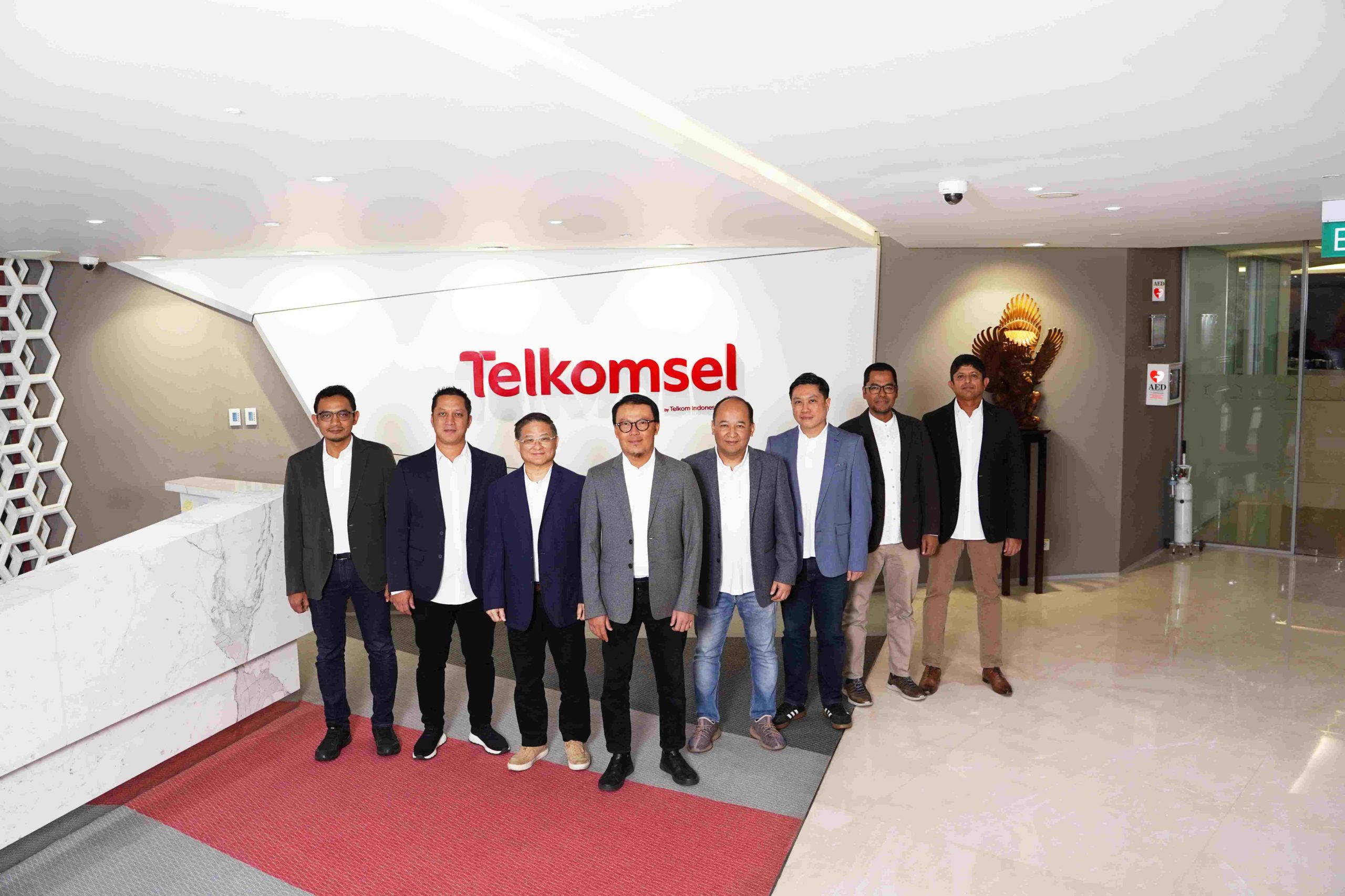 Direktur Utama Telkomsel Nugroho ( depan ) bersama jajaran Direksi. ( Foto : Istimewa )