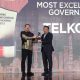 Jaksa Agung, ST Burhanuddin (kiri) menyerahkan award Most Excellence Good Corporate Governance Implementation kepada Telkom, yang diterima oleh Direktur Utama Telkom, Ririek Adriansyah (kanan) pada ajang CNBC Indonesia Awards 2023 di Jakarta, Rabu (13/12). ( Foto : Istimewa )