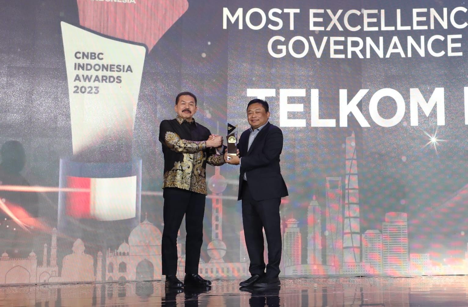 Jaksa Agung, ST Burhanuddin (kiri) menyerahkan award Most Excellence Good Corporate Governance Implementation kepada Telkom, yang diterima oleh Direktur Utama Telkom, Ririek Adriansyah (kanan) pada ajang CNBC Indonesia Awards 2023 di Jakarta, Rabu (13/12). ( Foto : Istimewa )