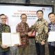 (Kiri ke kanan ) Direktur Digital Business Telkom, Muhamad Fajrin Rasyid; Direktur Strategic Portfolio Telkom, Budi Setyawan Wijaya; CEO Huawei Indonesia, Long; dan CEO of Carrier Network Business Group Huawei Indonesia, Steven Wang usai penandatanganan MoU kesepakatan kerja sama strategis dalam pembangunan layanan dan solusi B2B (Business-to-Business) antara Telkom dan Huawei Indonesia di Jakarta, Kamis (14/12). ( Foto : Istimewa )