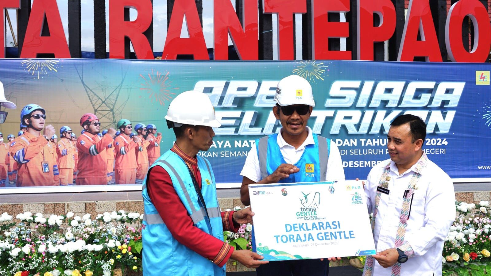 Deklarasi _green tourism_ Toraja GENTLE yang dilaksanakan secara simbolis (23/12) oleh General Manager PLN UID Sulselrabar, Moch. Andy Adchaminoerdin (tengah), Asisten Pemerintahan dan Kesejahteraan Tana Toraja, Muhammad Safar (kanan) dan Asisten Administrasi Umum Toraja Utara, Samuel Sampe Rompon (kiri). ( Foto : Istimewa ).