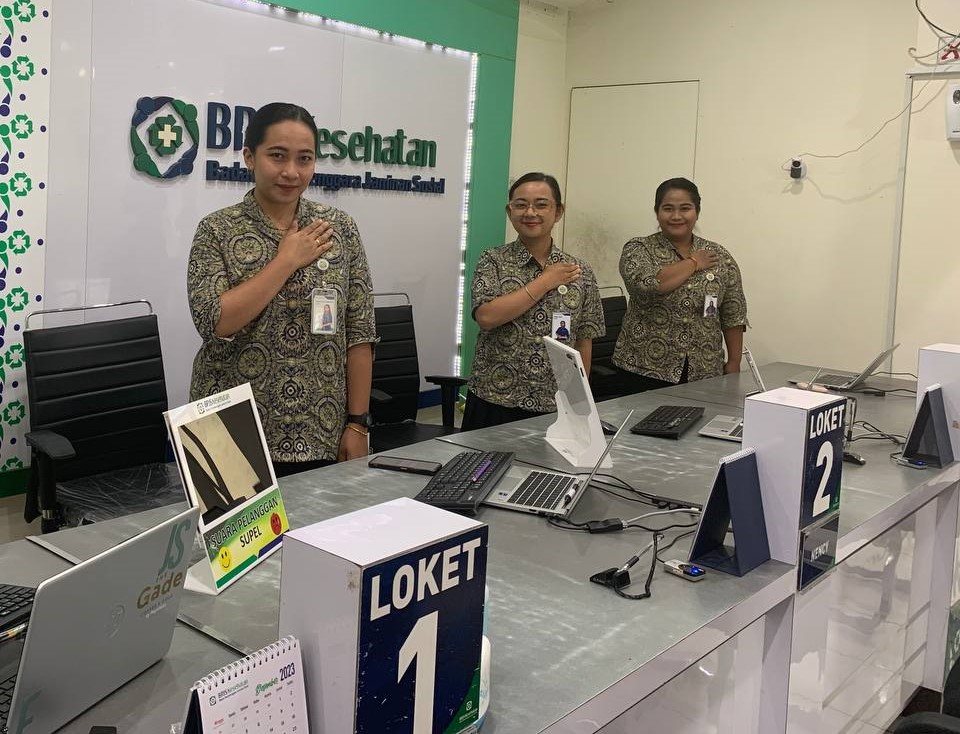 Para karyawati yang bertugas di loket layanan Kantor BPJS Kesehatan Cabang Jayapura. ( Foto : Istimewa )