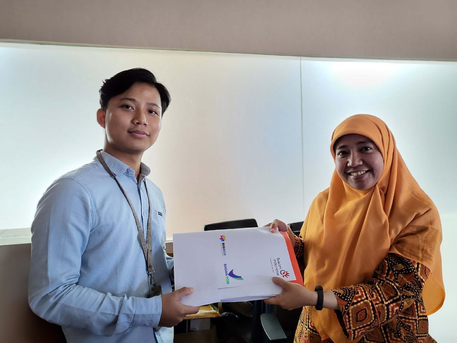 Serah Terima dan Penandatanganan Dokumen Instalasi, UAT dan Lisensi Big Data Platform BigBox, diterima oleh Head of Drugs BPOM, Arlinda Wibiayu (kanan) di Jakarta, beberapa waktu lalu. ( Foto : Istimewa )