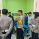 Petugas Jasa Raharja dan Kepolisian setempat mengunjungi korban kecelakaan lalu lintas ( Laka lantas ) di Gresik. ( Foto : Istimewa )