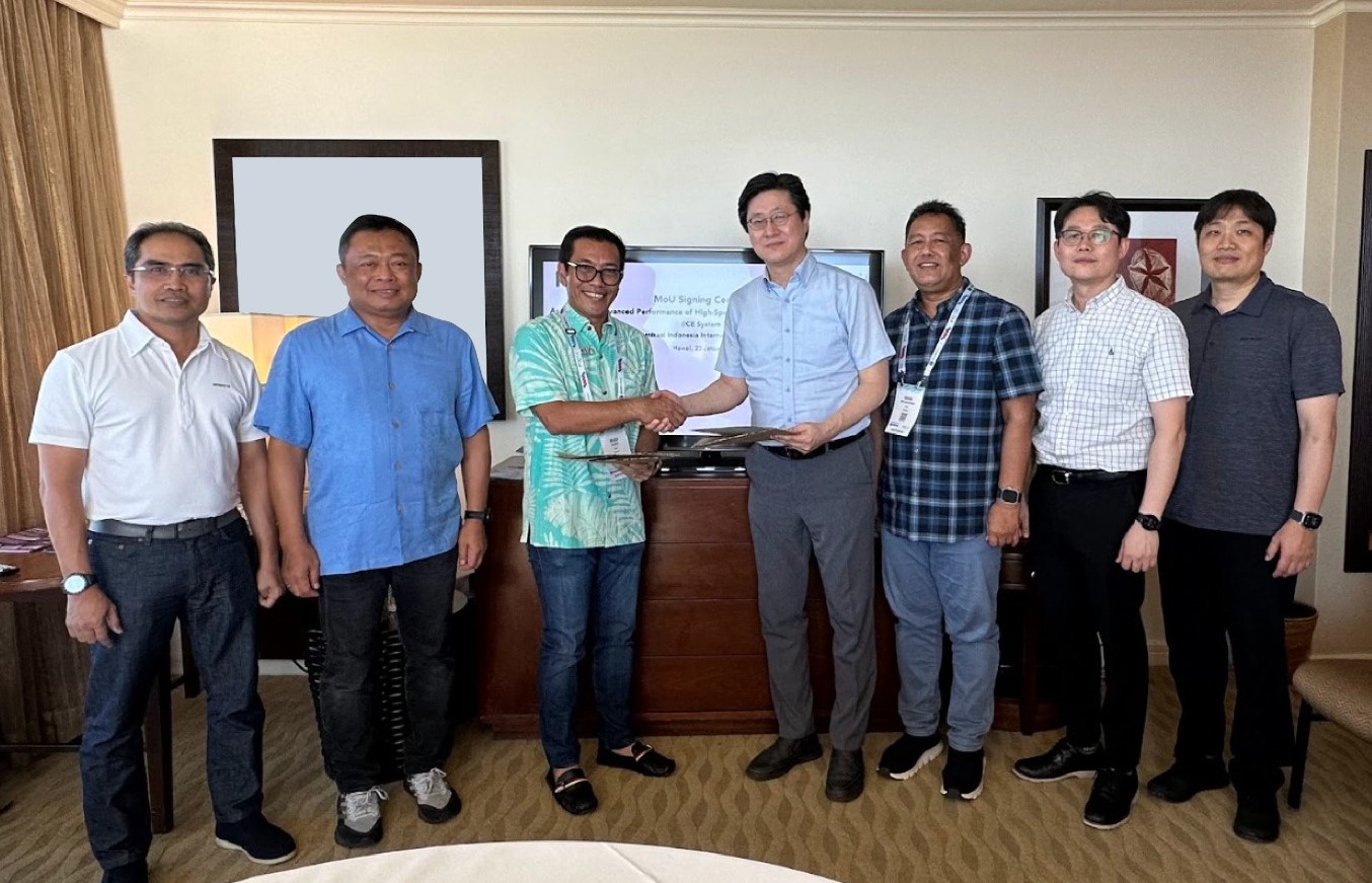 Chief Executive Officer (CEO) Telin Budi Satria Dharma Purba (ketiga dari kiri) dan Senior Vice President KT Corporation Jehoon Myung (keempat dari kanan) usai penandatanganan Memorandum of Understanding (MoU) komitmen konsorsium ALPHA disaksikan Direktur Utama Telkom Ririek Adriansyah (kedua dari kiri), Direktor Wholesale & International ServiceTelkom Bogi Witjaksono (keempat dari kanan), Direktur Group Business Development Telkom Honesty Basyir (paling kiri) dan jajaran KT Corporation di Hawaii beberapa waktu lalu. ( Foto : Istimewa )