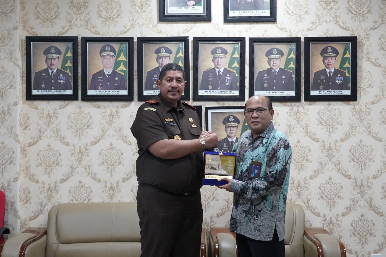 ( kiri-kanan )Kepala Kejaksaan Tinggi Maluku Utara Budi Hartawan Panjaitan bersama GM PLN UIP MPA Wisnu Kuntjoro Adi bersalaman dan memberikan cinderamata . ( Foto : Istimewa )