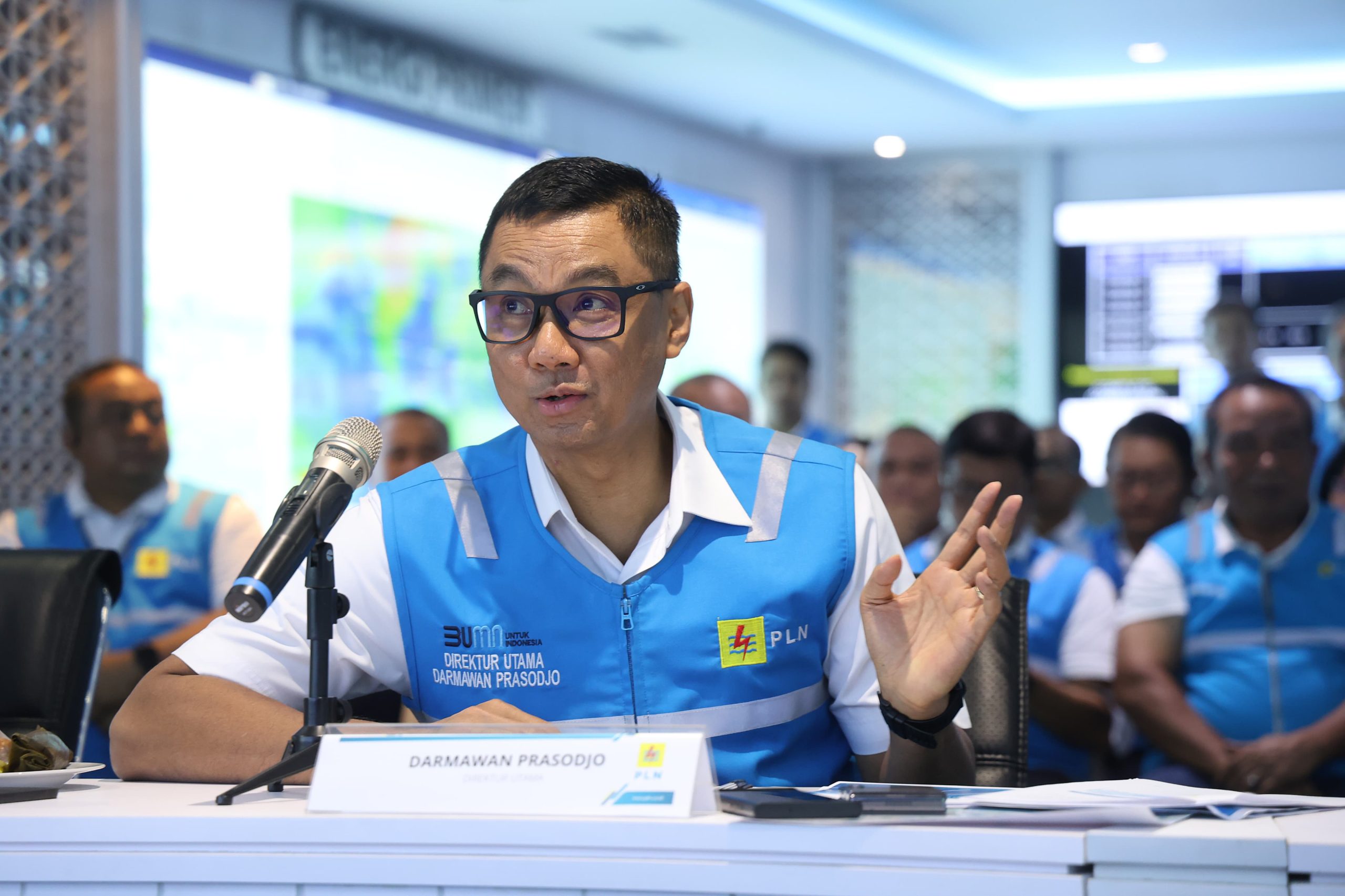 Direktur Utama PT PLN (Persero) Darmawan Prasodjo ketika memimpin langsung suasana apel siaga kelistrikan Pemilu 2024 untuk memastikan sistem kelistrikan nasional dalam kondisi prima. ( Foto : Istimewa )