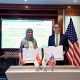 Pertukaran dokumen Grant Agreement “The Indonesia Net Zero World Renewable Energy Mini-Grid” oleh Direktur Keuangan PLN Sinthya Roesly (kiri) dan The Charge d’Affaires ad interim U.S. Embassy Indonesia, Michael F. Kleine (kanan) sebagai simbol komitmen bersama antara PLN dengan USTDA untuk pengembangan EBT di wilayah 3T di Indonesia. ( Foto : Istimewa )