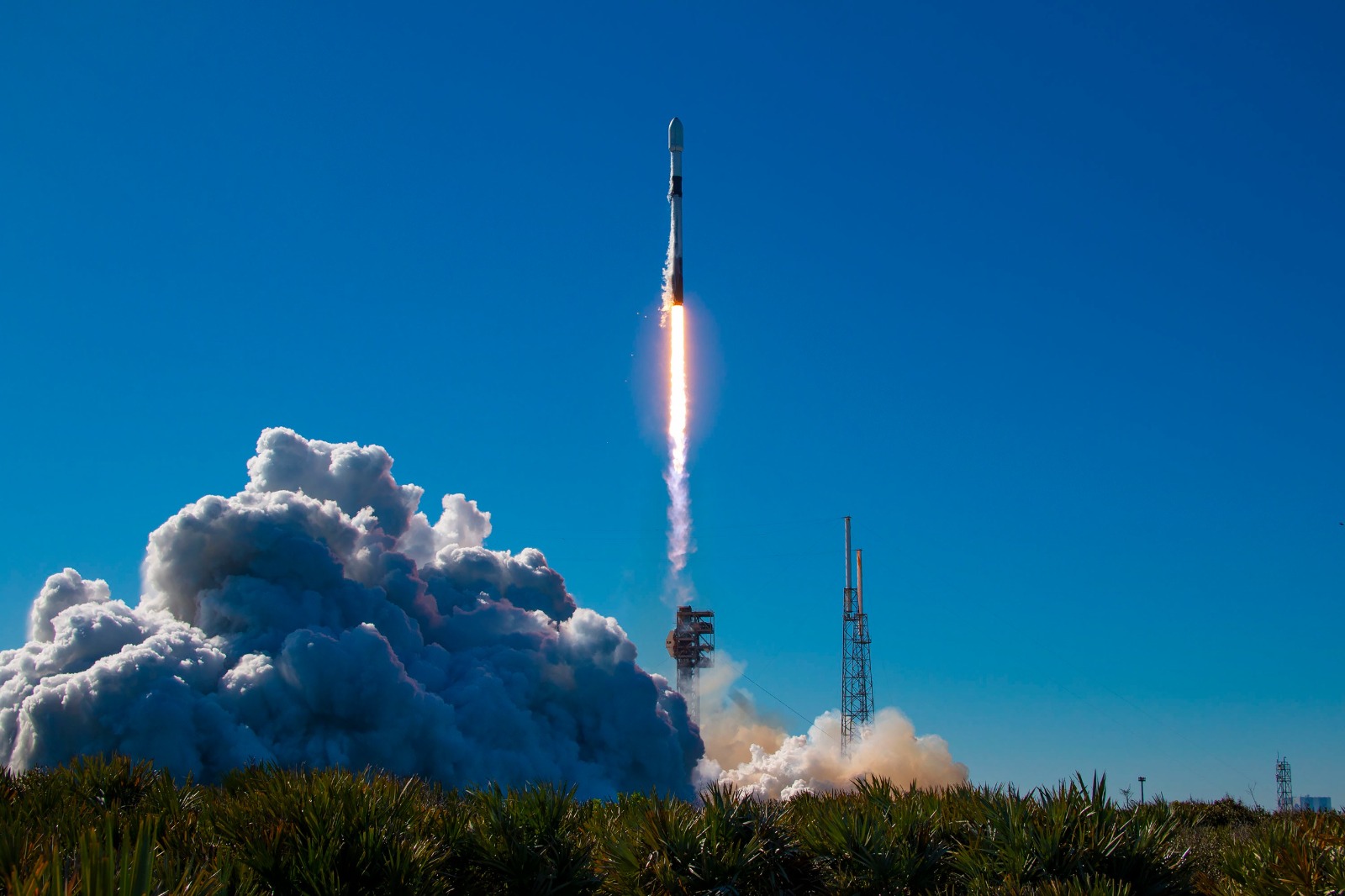 Roket Falcon 9 yang meluncur dari Cape Canaveral Florida sebagai wahana yang mengantarkan Satelit Merah Putih 2 menuju orbit, Selasa (20/2) waktu setempat. (Dok. SpaceX)