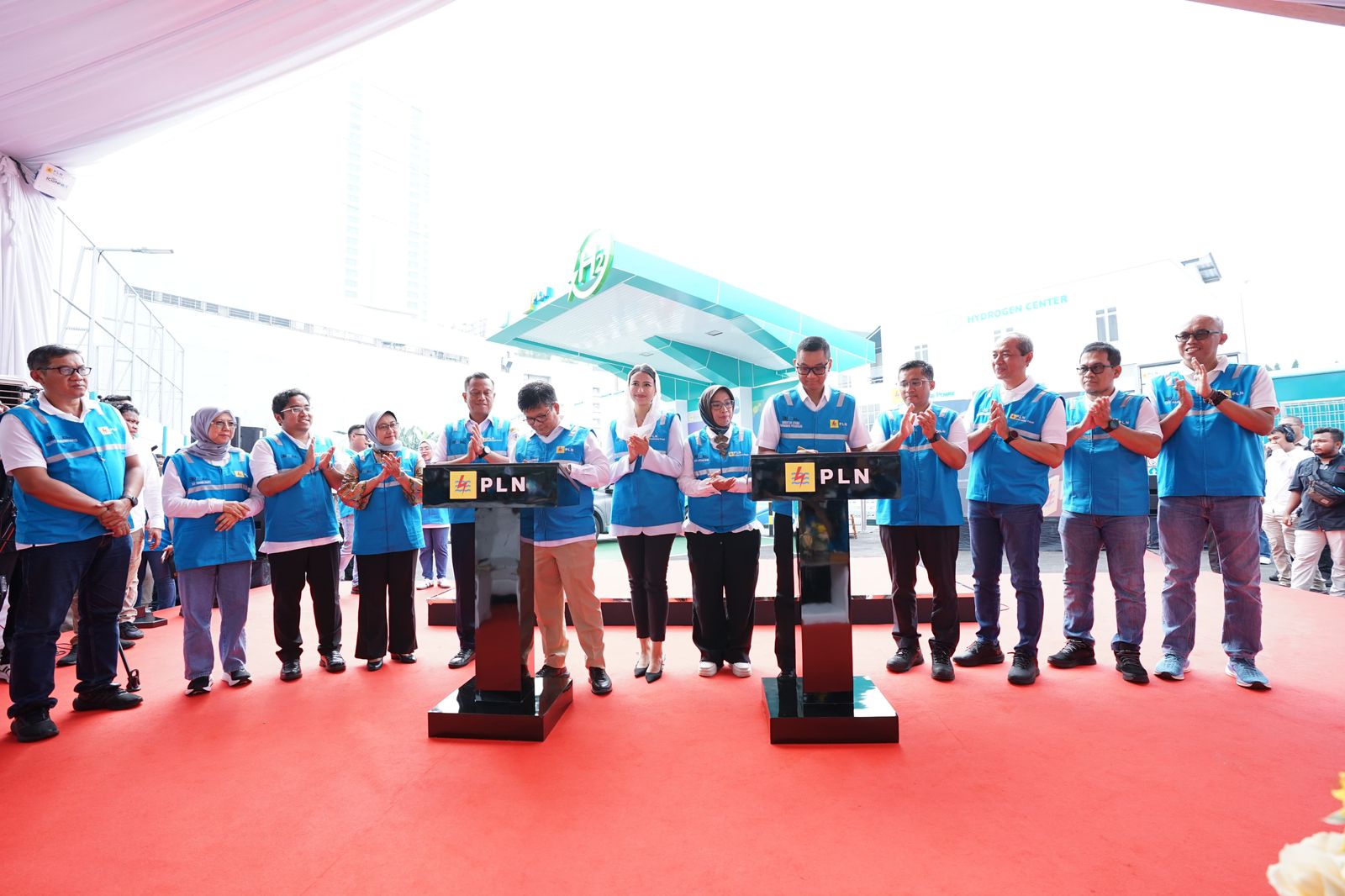 Plt Direktur Jenderal EBTKE Kementerian ESDM Jisman P. Hutajulu (enam dari kiri) dan Direktur Utama PLN Darmawan Prasodjo (lima dari kanan) saat menandatangani prasasti peresmian _Hydrogen Refueling Station_ Senayan. Turut hadir dalam acara tersebut Anggota Komisi VII DPR RI yang juga menjadi Hydrogen Ambasador Dyah Roro Esti (tengah), Deputi Bidang Kemaritiman dan SDA Bappenas Vivi Yulaswati (empat dari kiri), Kepala Sekretariat Just Energy Transition Partnership Edo Mahendra (tiga dari kiri), Direktur Manajemen Proyek dan Energi Baru Terbarukan PLN Wiluyo Kusdwiharto (kiri), Direktur Retail dan Niaga PLN Edi Srimulyanti (dua dari kiri), Direktur Transmisi dan Perencanaan Sistem PLN Evy Haryadi (kanan), Direktur Pembangkitan PLN Adi Lumakso (dua dari kanan), Direktur Perencanaan Korporat dan Pengembangan Bisnis PLN Hartanto Wibowo (empat dari kanan), Walikota Jakarta Selatan Munjirin (lima dari kiri), dan Direktur Utama PLN Indonesia Power Edwin Nugraha Putra (tiga dari kanan). ( Foto : Istimewa )