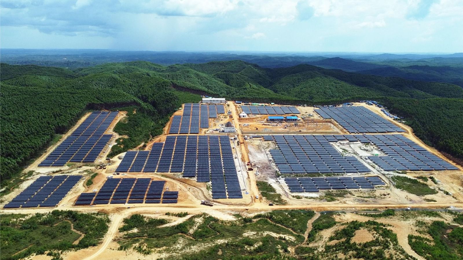 PLTS IKN 50 MW berdiri di lahan seluas 80 hektar dan mampu menyerap tenaga kerja lokal hingga 337 pekerja. Total panel surya yang digunakan dalam PLTS ini mencapai 21.600 panel surya. ( Foto : Istimewa )