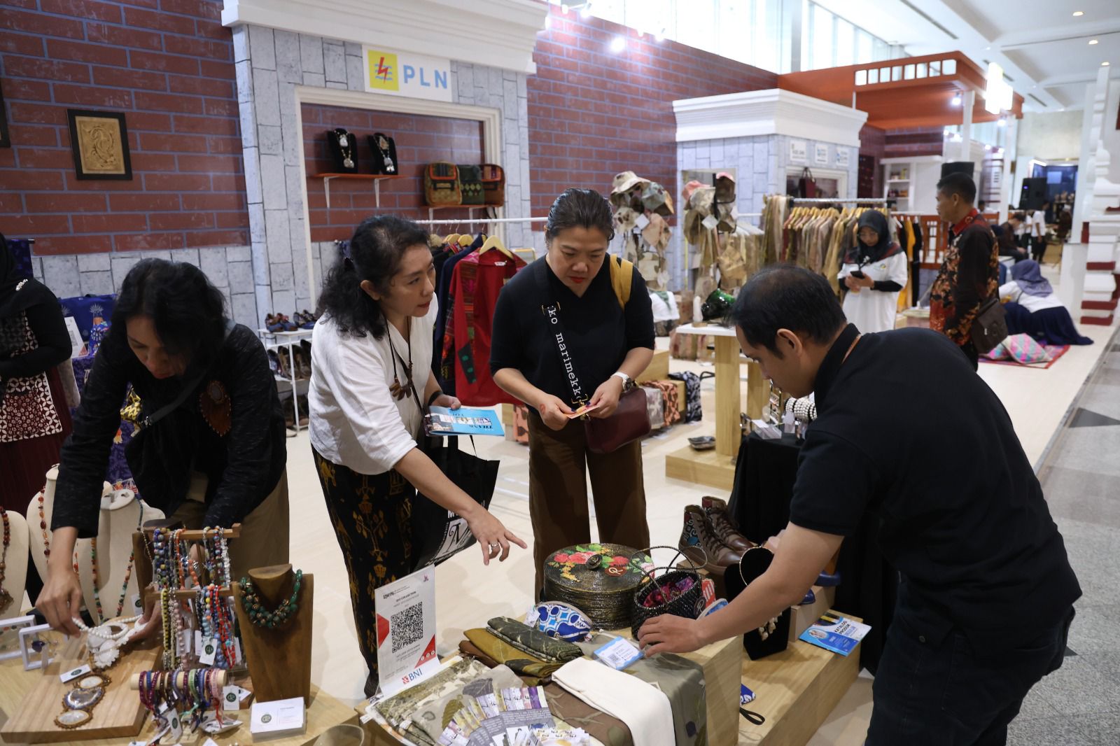 Suasana _booth_ PLN saat gelaran INACRAFT 2024. ( Foto : Istimewa )